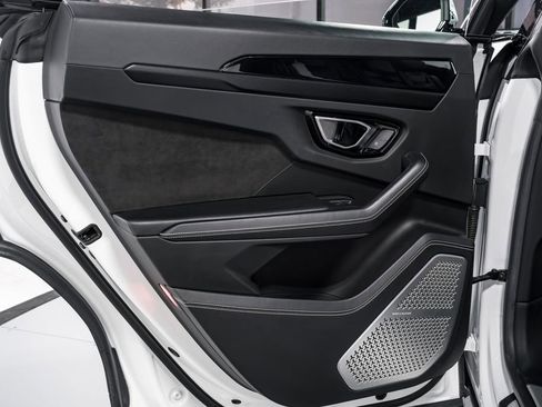 Used 2021 Lamborghini Urus image 32