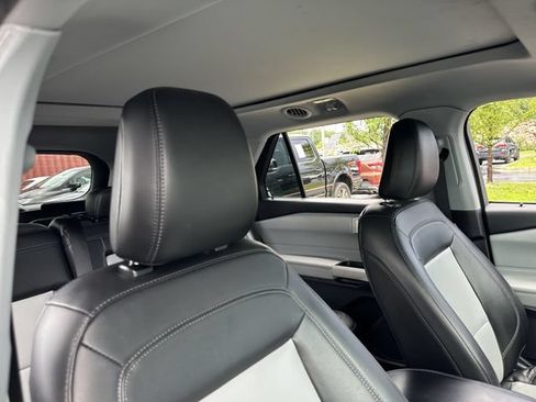 Used 2022 Ford Explorer XLT w/ Equipment Group 202A RWD image 31