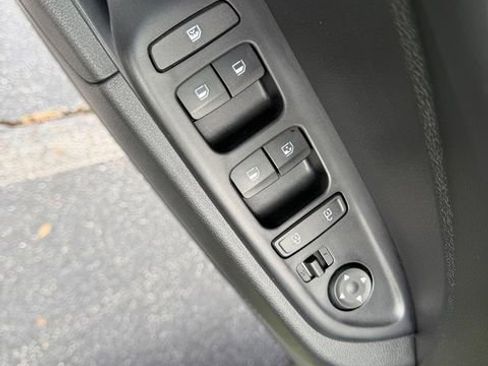 Used 2024 Hyundai Venue SEL image 10