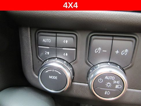 Used 2025 GMC Yukon AT4 w/ AT4 Premium Package AWD/4WD image 32