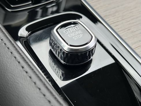 Used 2025 Volvo S90 B6 Plus image 31