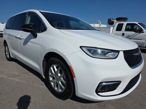 Used 2024 Chrysler Pacifica Touring-L image 3