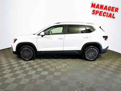Used 2025 Volkswagen Taos SE FWD image 5