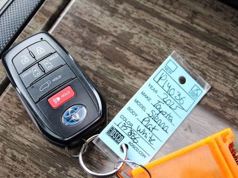 Used 2025 Toyota Sienna Platinum image 37