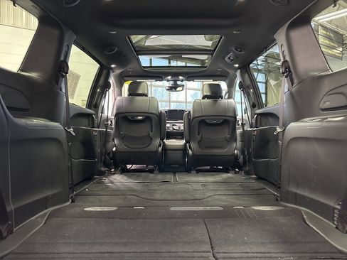 Used 2025 Chrysler Pacifica Limited image 43