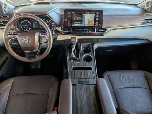 Certified 2023 Toyota Sienna Platinum image 28