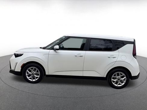 Used 2025 Kia Soul LX w/ LX Technology Package FWD image 9