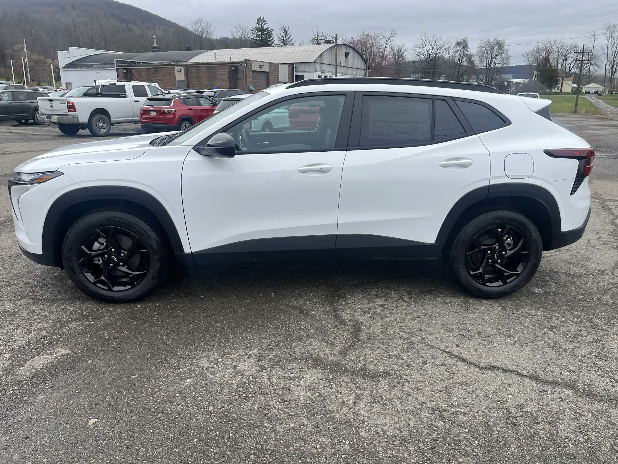 Used 2026 Chevrolet Trax LT w/ Sunroof Package FWD image 6