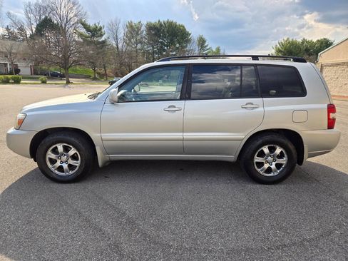 Used 2005 Toyota Highlander 2WD V6 w/ 3rd Row image 4
