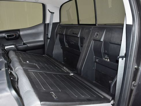 Used 2018 Toyota Tacoma SR5 AWD/4WD image 29
