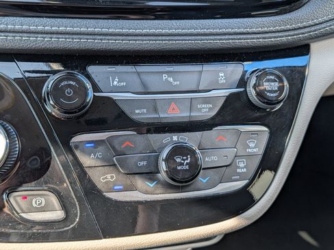 Used 2024 Chrysler Pacifica Limited FWD image 20