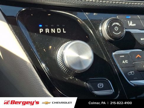 Used 2023 Chrysler Pacifica Touring-L FWD image 16