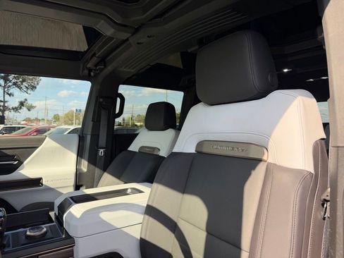 Used 2025 GMC Hummer EV 2X w/ Extreme Off-Road Package image 10