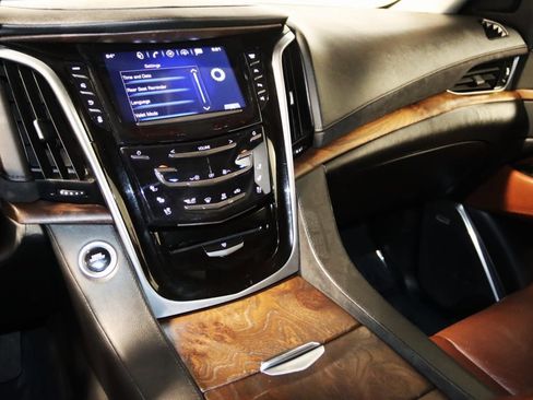 Used 2020 Cadillac Escalade Luxury image 49