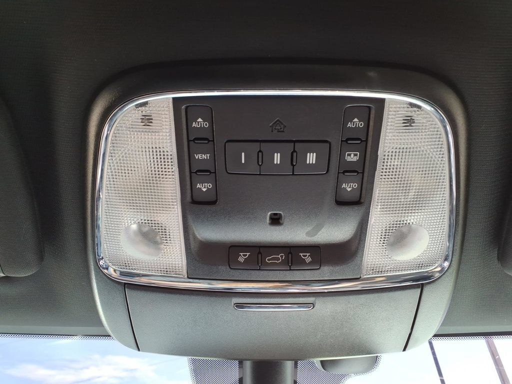 Used 2020 Jeep Grand Cherokee Limited w/ Luxury Group II AWD/4WD image 22