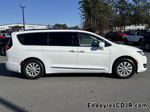 Used 2019 Chrysler Pacifica Touring-L image 2