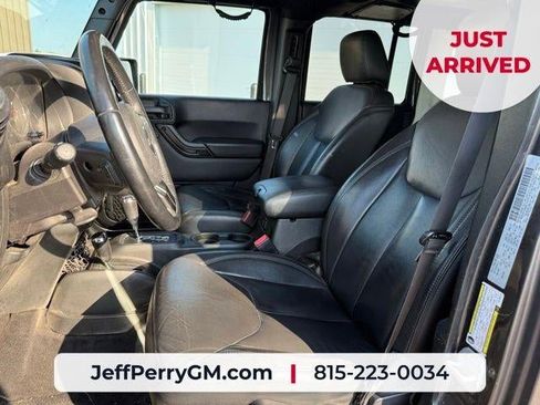 Used 2017 Jeep Wrangler Unlimited Sahara AWD/4WD image 12