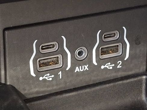 Used 2025 Chrysler Pacifica Limited FWD image 25