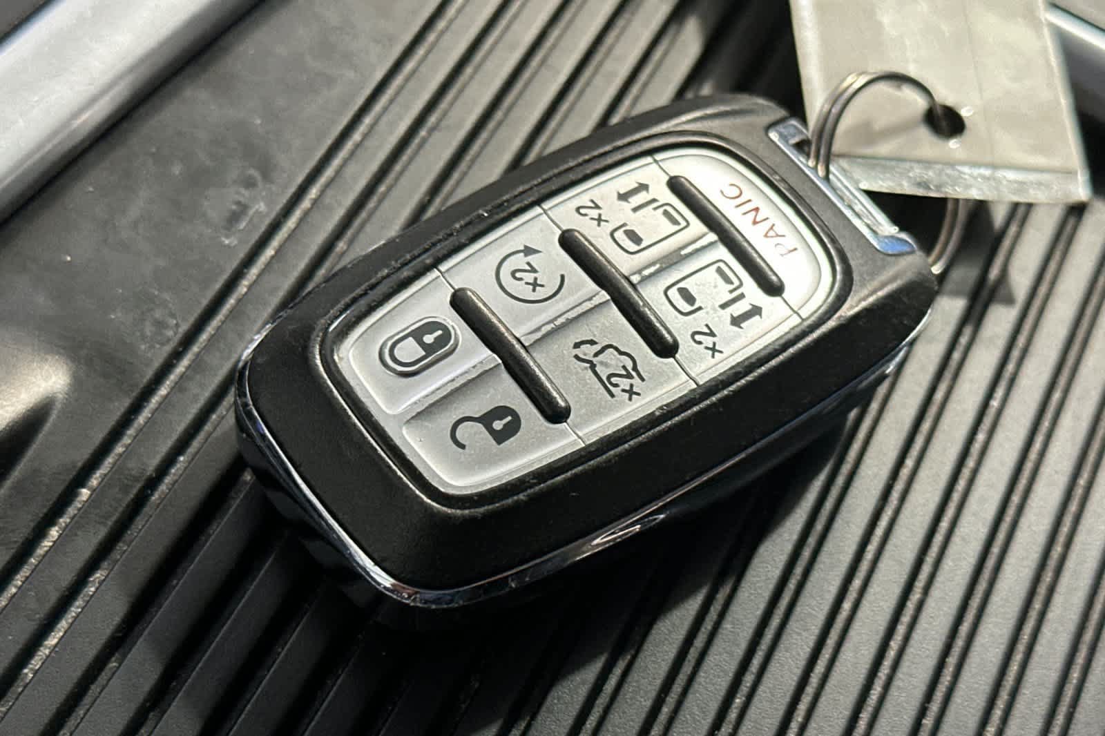 Used 2023 Chrysler Pacifica Touring-L FWD image 33