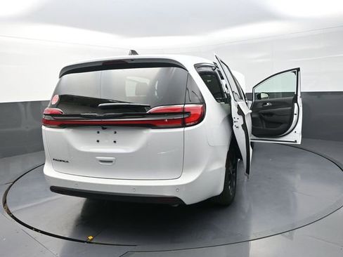New 2026 Chrysler Pacifica Select image 31