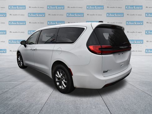 Used 2023 Chrysler Pacifica Touring-L w/ Uconnect Theater Family Group image 7