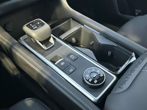 New 2025 Nissan Pathfinder SV w/ SV Premium Package image 31