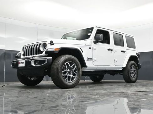 Used 2025 Jeep Wrangler Unlimited Sahara AWD/4WD image 55
