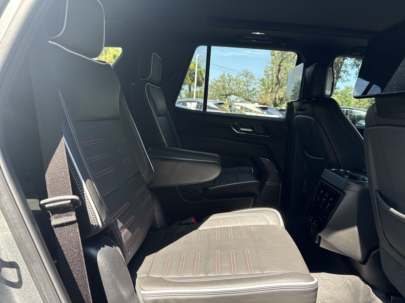 Used 2025 GMC Yukon AT4 Ultimate AWD/4WD image 33