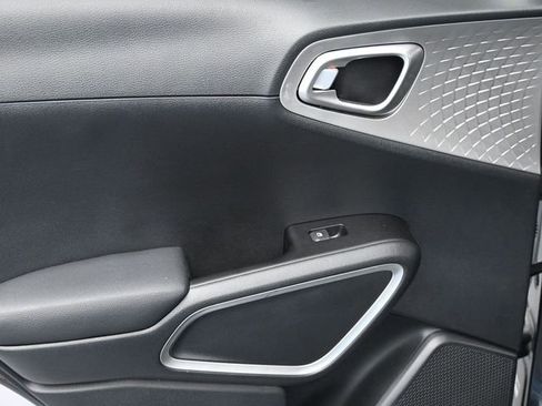 Used 2025 Kia Soul LX w/ LX Technology Package FWD image 29