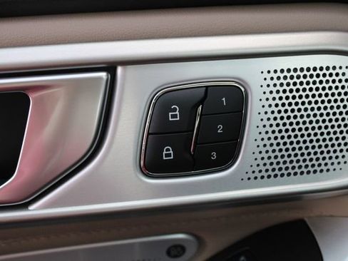 Used 2023 Ford Explorer Limited w/ Limited Technology Package image 4