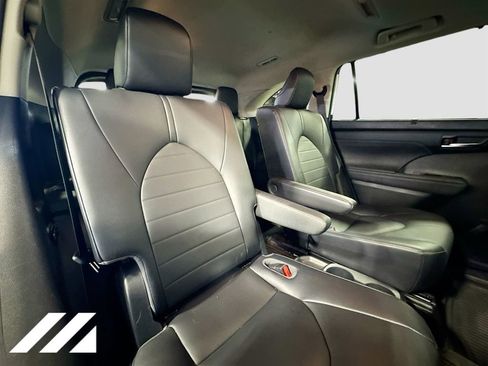 Used 2020 Toyota Highlander XLE image 32