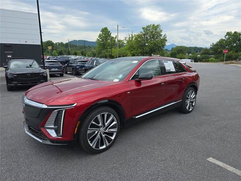 Used 2025 Cadillac Lyriq Luxury w/ LPO, Floor Liner Package AWD/4WD image 7
