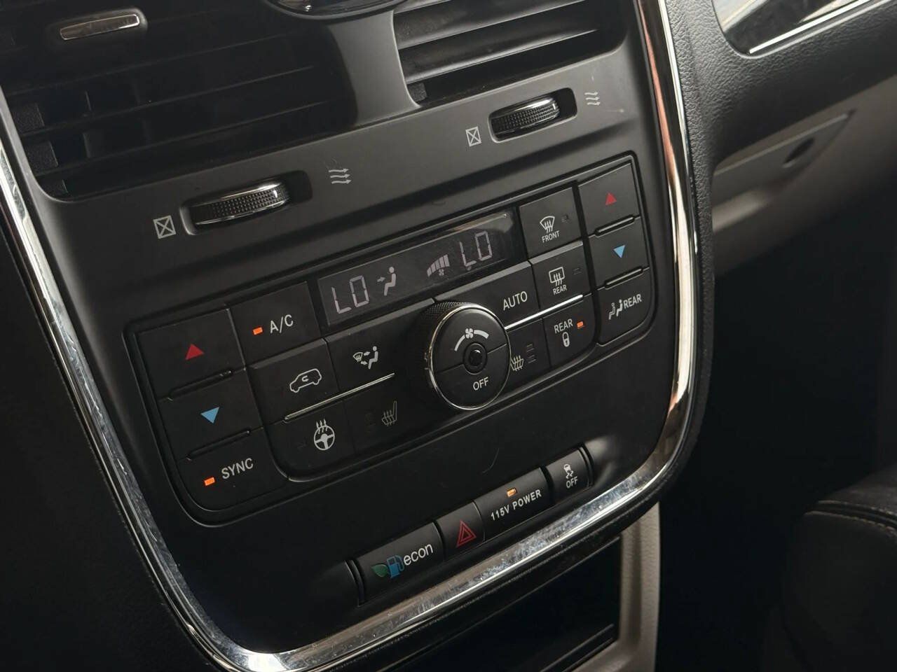 Used 2015 Chrysler Town & Country Touring-L w/ Driver Convenience Group FWD image 10