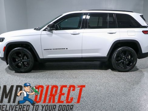 Used 2023 Jeep Grand Cherokee Altitude AWD/4WD image 10