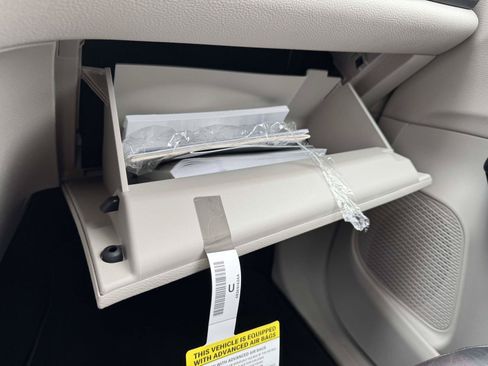 Used 2021 Chrysler Pacifica Touring-L FWD image 31