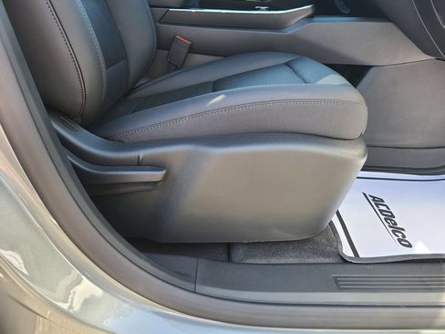 New 2026 Chevrolet Equinox LT w/ Convenience Package II AWD/4WD image 11