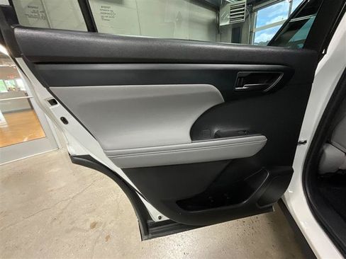 Used 2021 Toyota Highlander LE FWD image 22