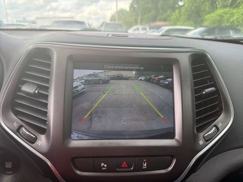Used 2021 Jeep Cherokee Trailhawk AWD/4WD image 11