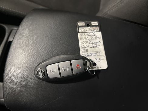 Used 2016 Nissan Rogue SV image 24