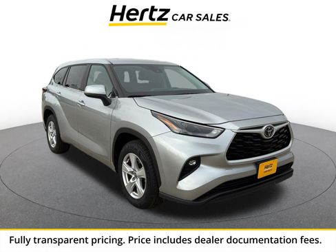 Used 2025 Toyota Highlander LE FWD image 1