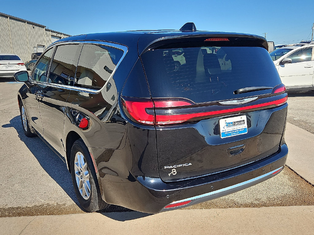 Used 2024 Chrysler Pacifica Touring-L FWD image 5