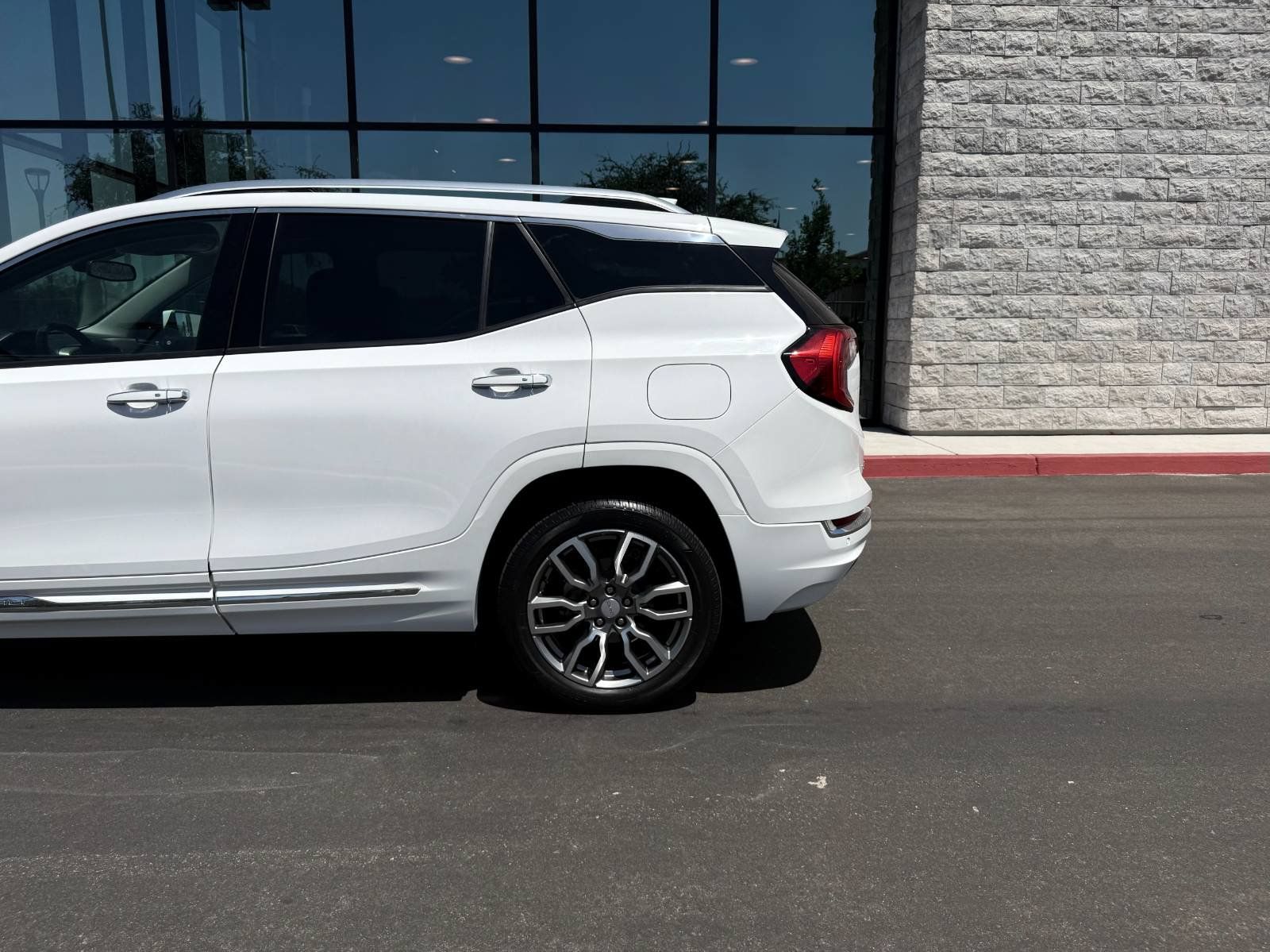 Used 2022 GMC Terrain Denali w/ Denali Premium Package AWD/4WD image 9