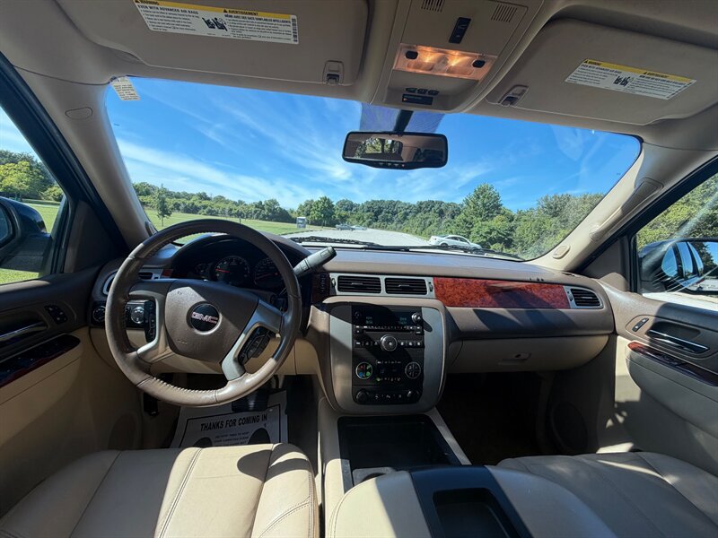 Used 2011 GMC Yukon XL SLT w/ SLT-2 Equipment Package AWD/4WD image 10