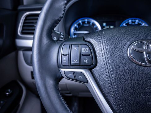 Used 2018 Toyota Highlander XLE image 23