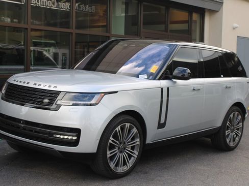 Used 2023 Land Rover Range Rover SE image 2