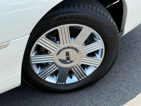 Used 2005 Lincoln Town Car Signature image 11