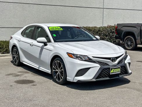 Used 2018 Toyota Camry SE FWD image 3
