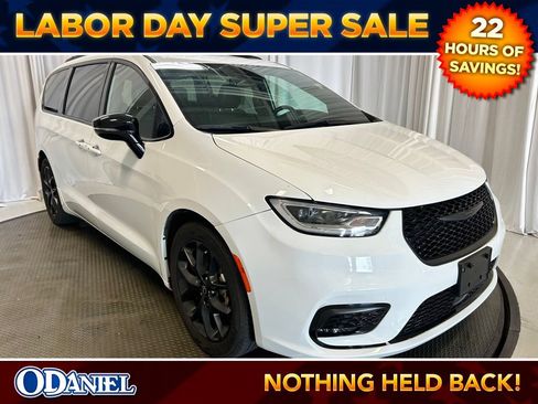 Used 2025 Chrysler Pacifica Limited FWD image 26