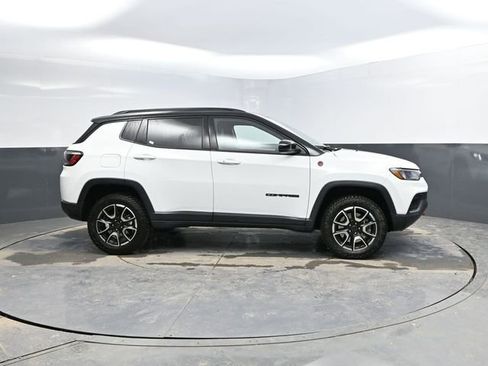 Used 2025 Jeep Compass Trailhawk AWD/4WD image 11