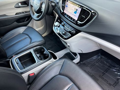 Used 2024 Chrysler Pacifica Touring-L image 17